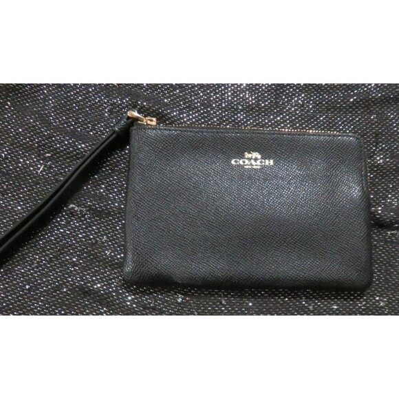Coach 2020 Black Corner Zip Wristlet in CrossGrain Leather F58032 - Picture 1 of 10